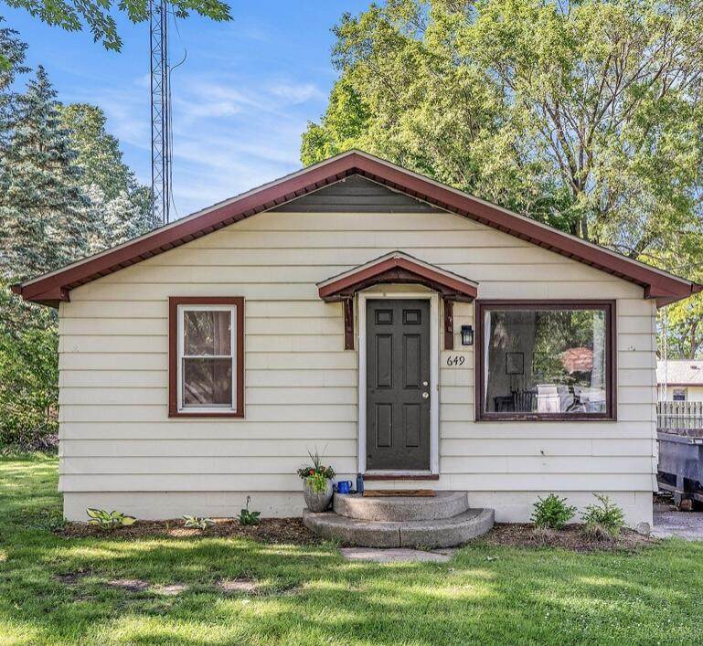 649 Grant Avenue - Photo 1