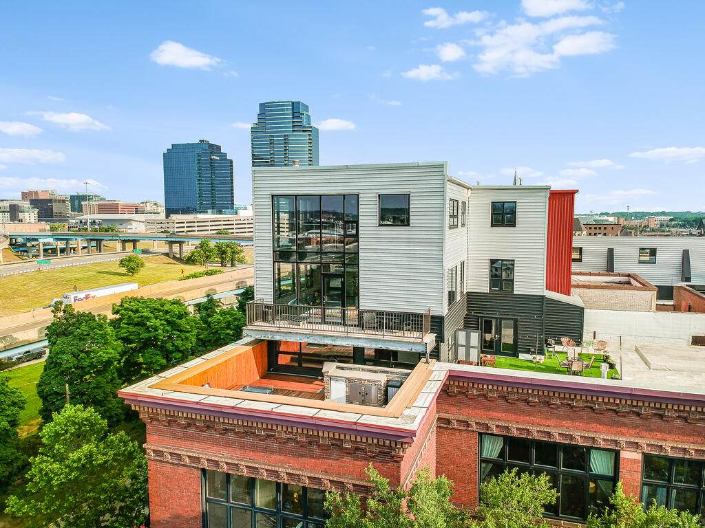 600 Broadway Avenue - Photo 1