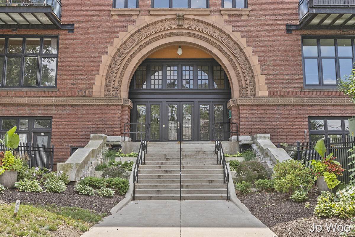 600 Broadway Avenue - Photo 1