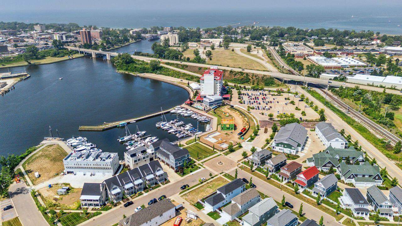 800 Whitwam Drive - Photo 1