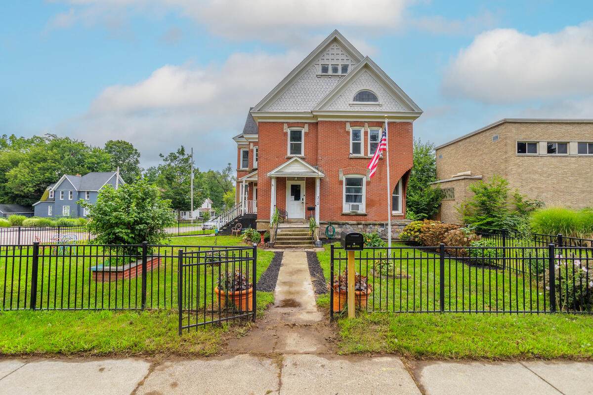 312 Capital Avenue - Photo 1