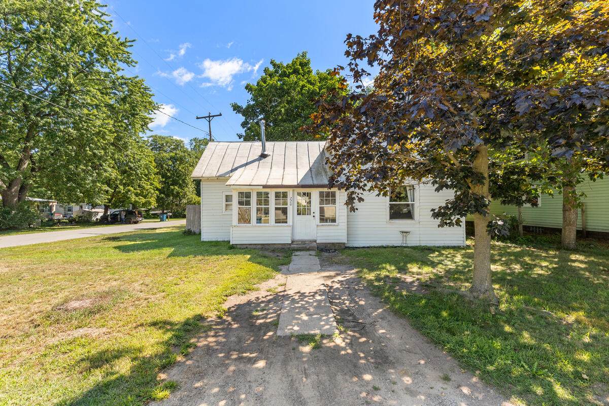 220 Lincoln Street - Photo 1