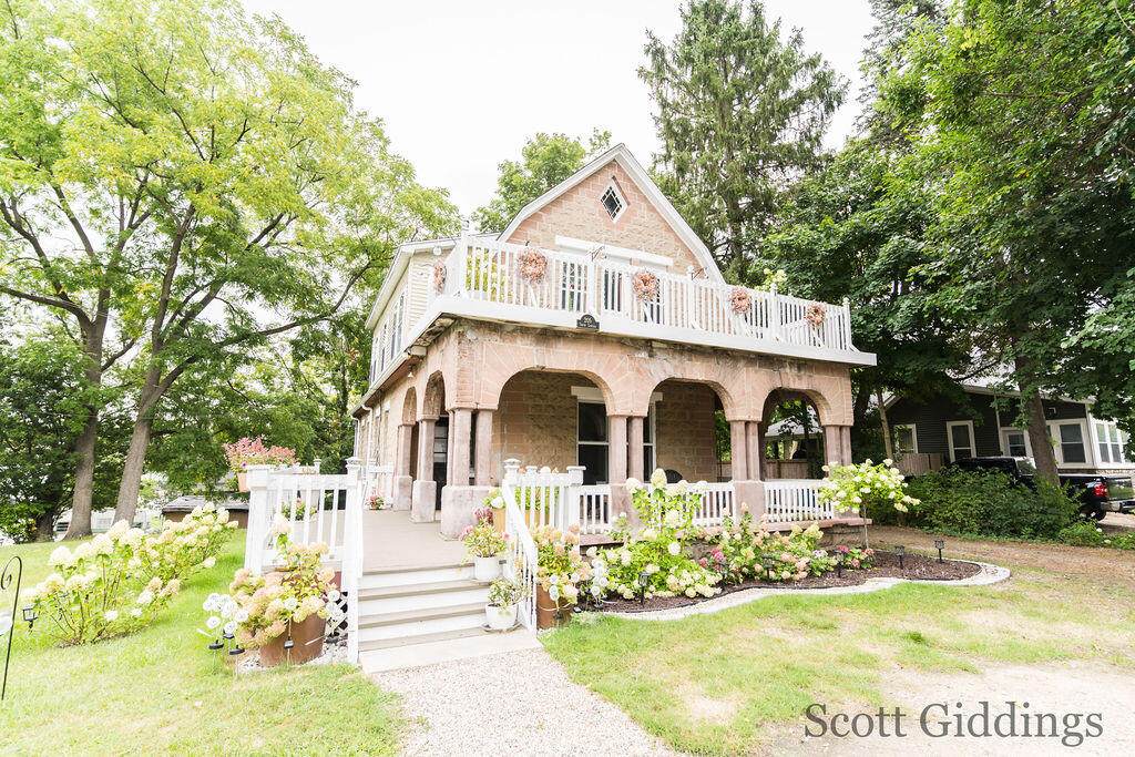 205 Lincoln Street - Photo 1