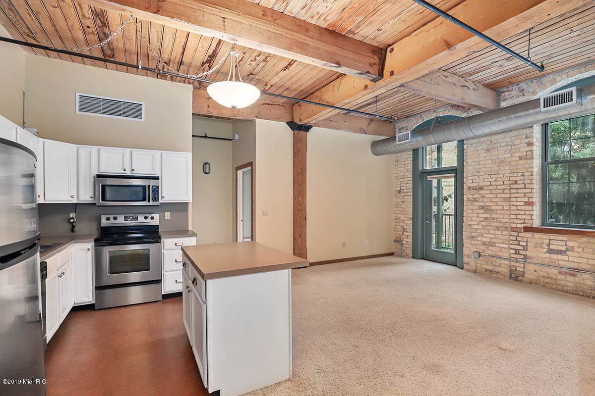 940 Monroe Avenue - Photo 1