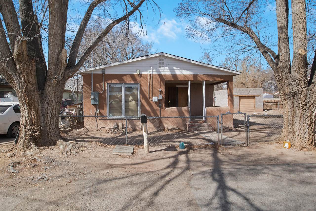1817 Henry Circle - Photo 1