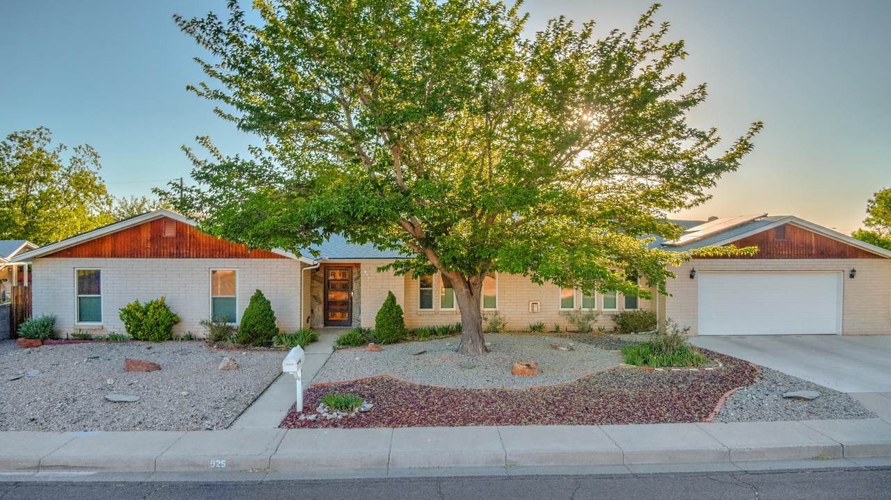 925 La Charles Drive - Photo 1