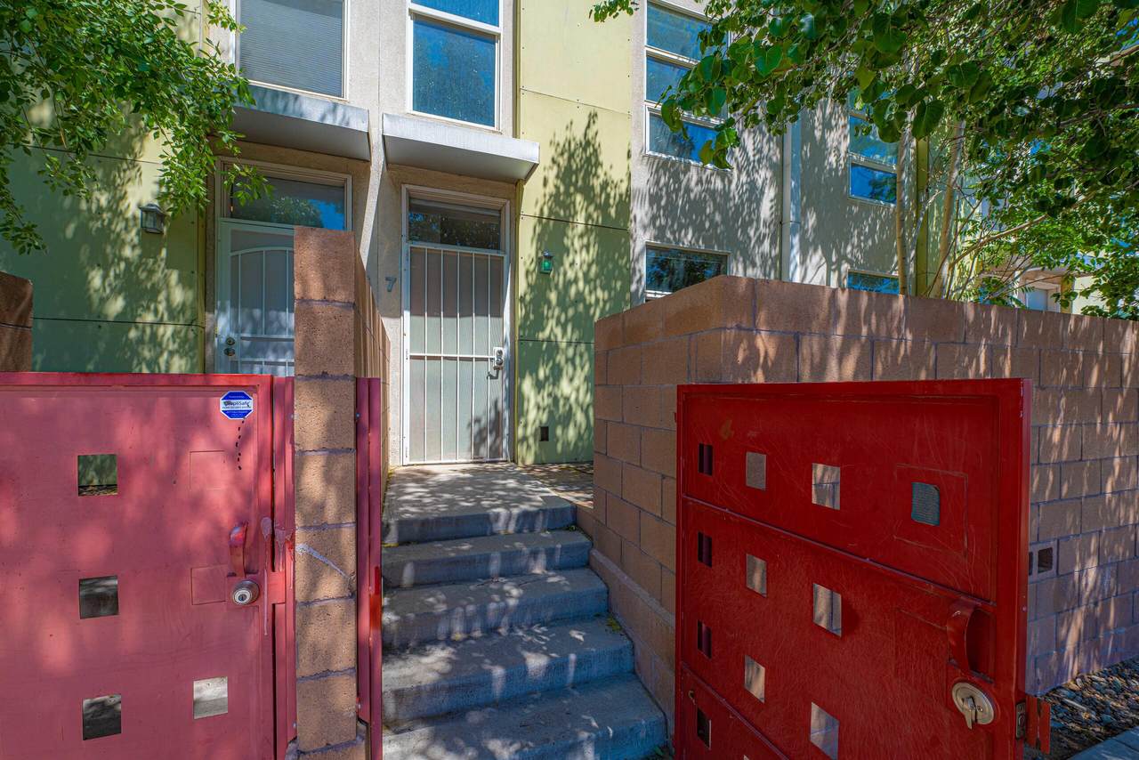 702 Broadway Boulevard - Photo 1