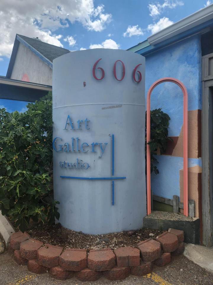 606 Broadway Boulevard - Photo 1