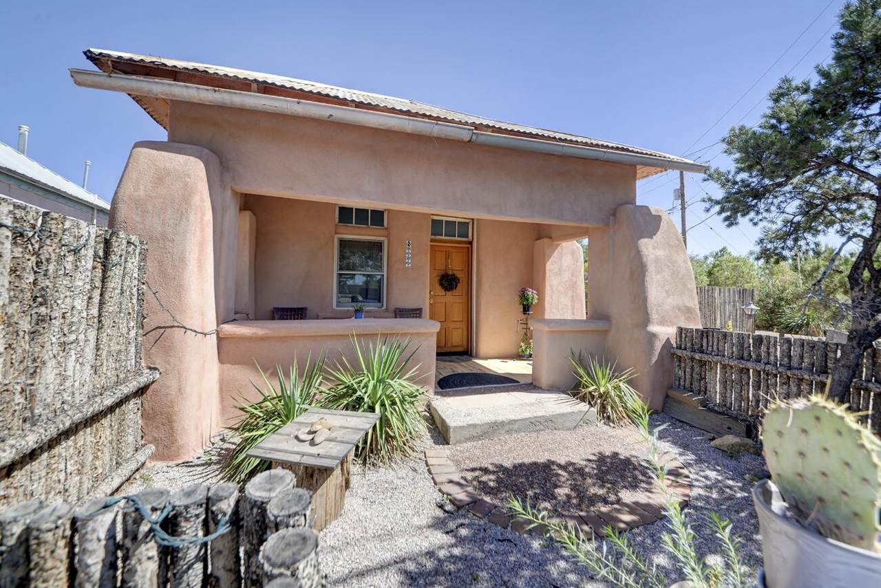 1913 Lomas Boulevard - Photo 1