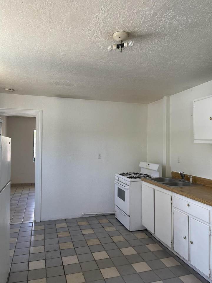 225 Smith Avenue - Photo 1