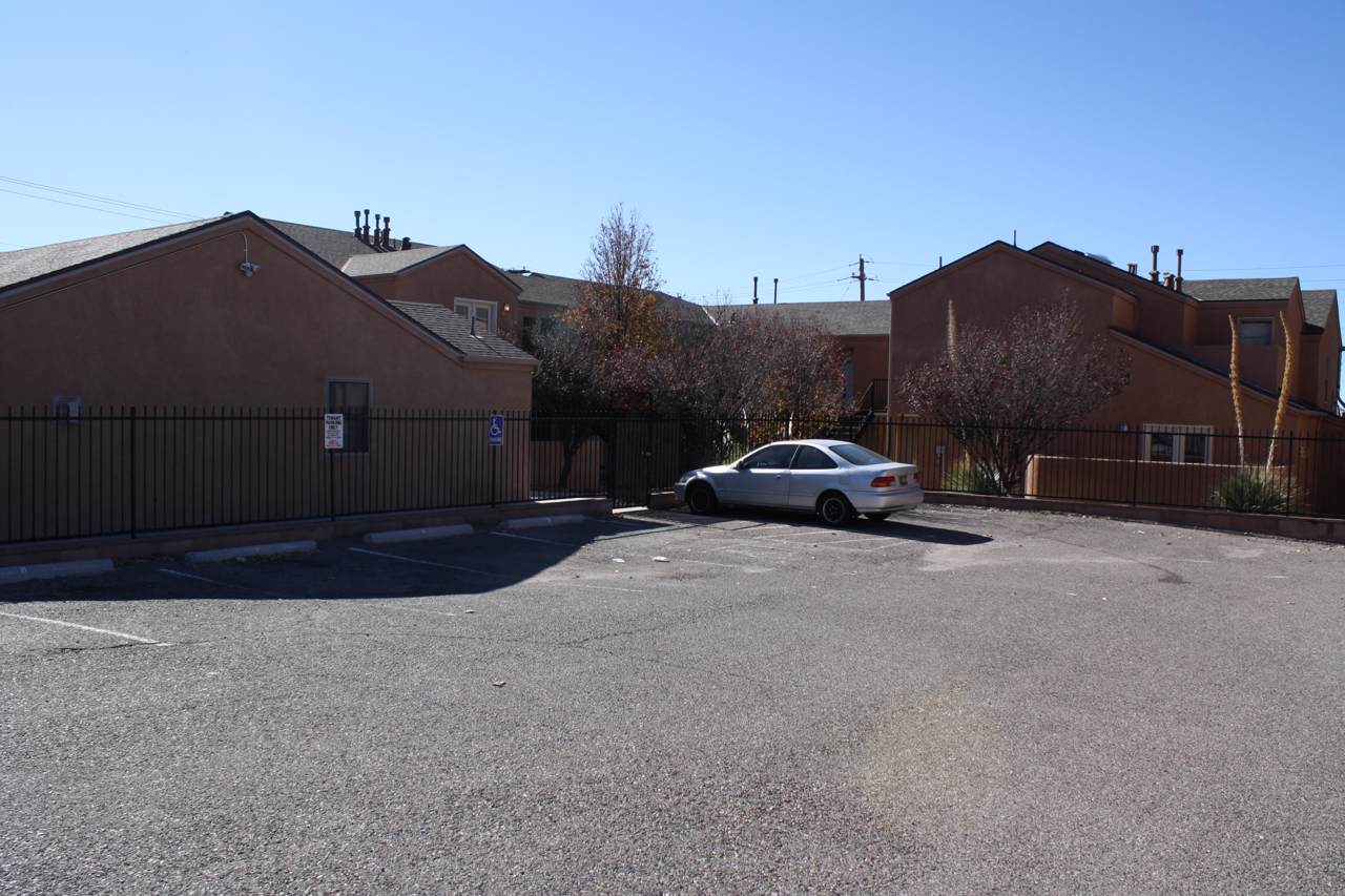 2401 Chelwood Park Boulevard - Photo 1