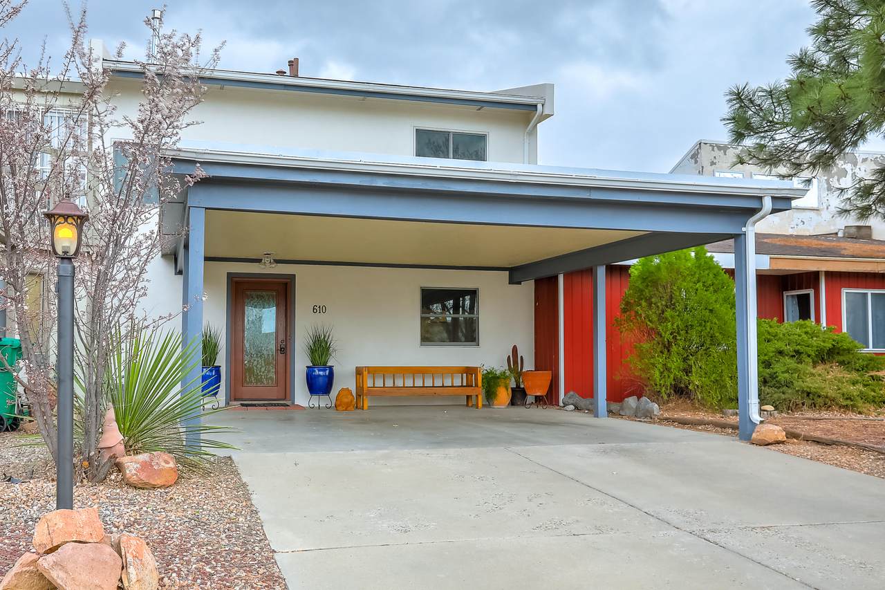 610 Lakeview Circle - Photo 1