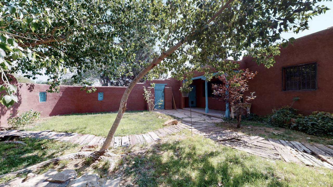 1009 Girard Boulevard - Photo 1
