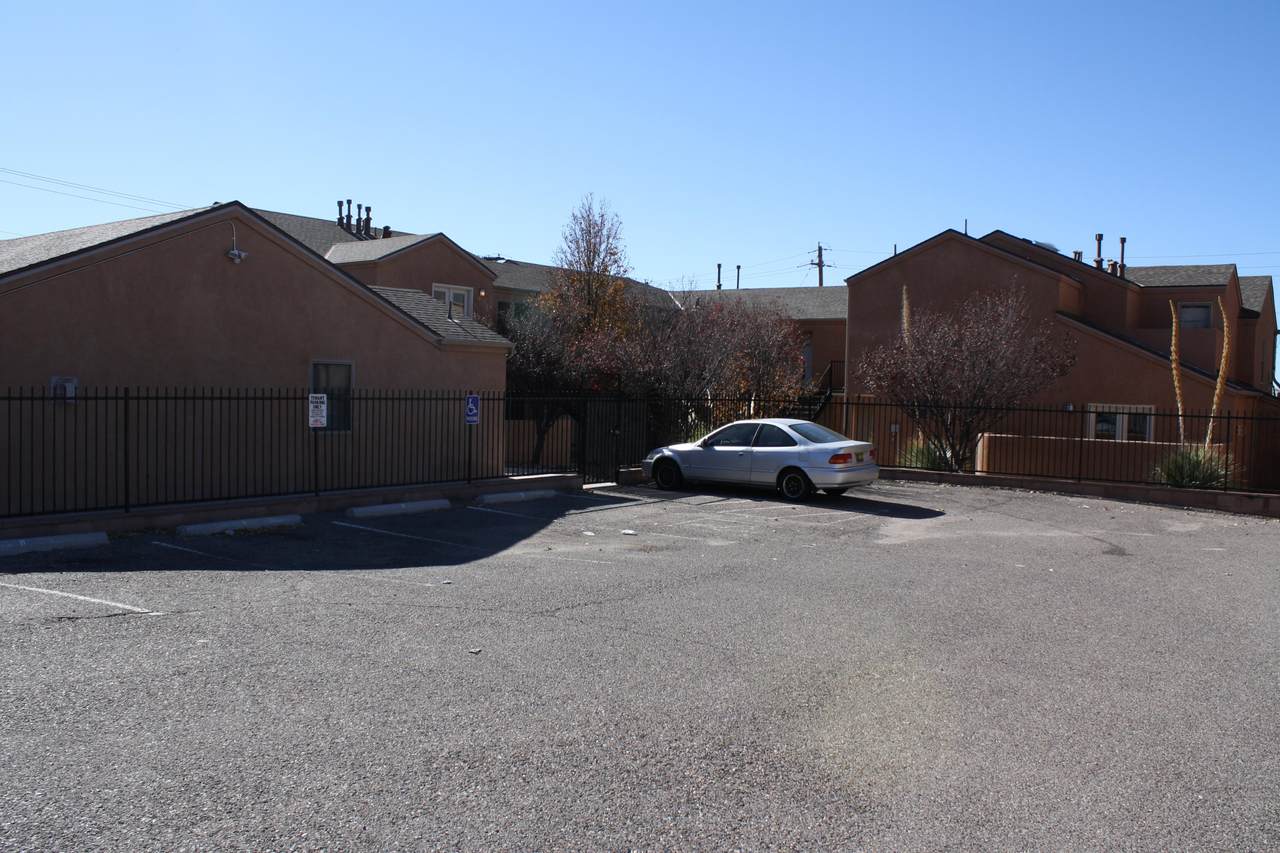 2401 Chelwood Park Boulevard - Photo 1