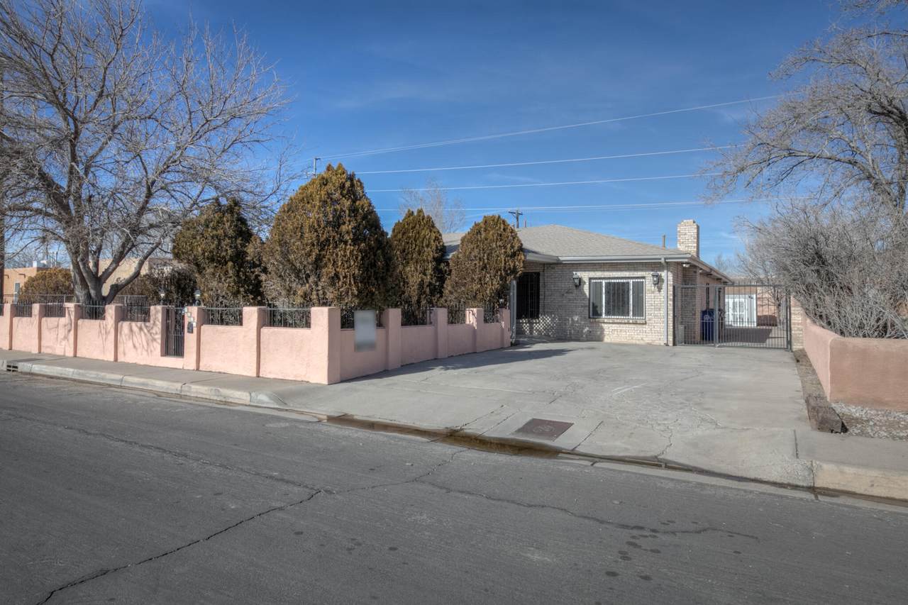 2551 Aspen Avenue - Photo 1