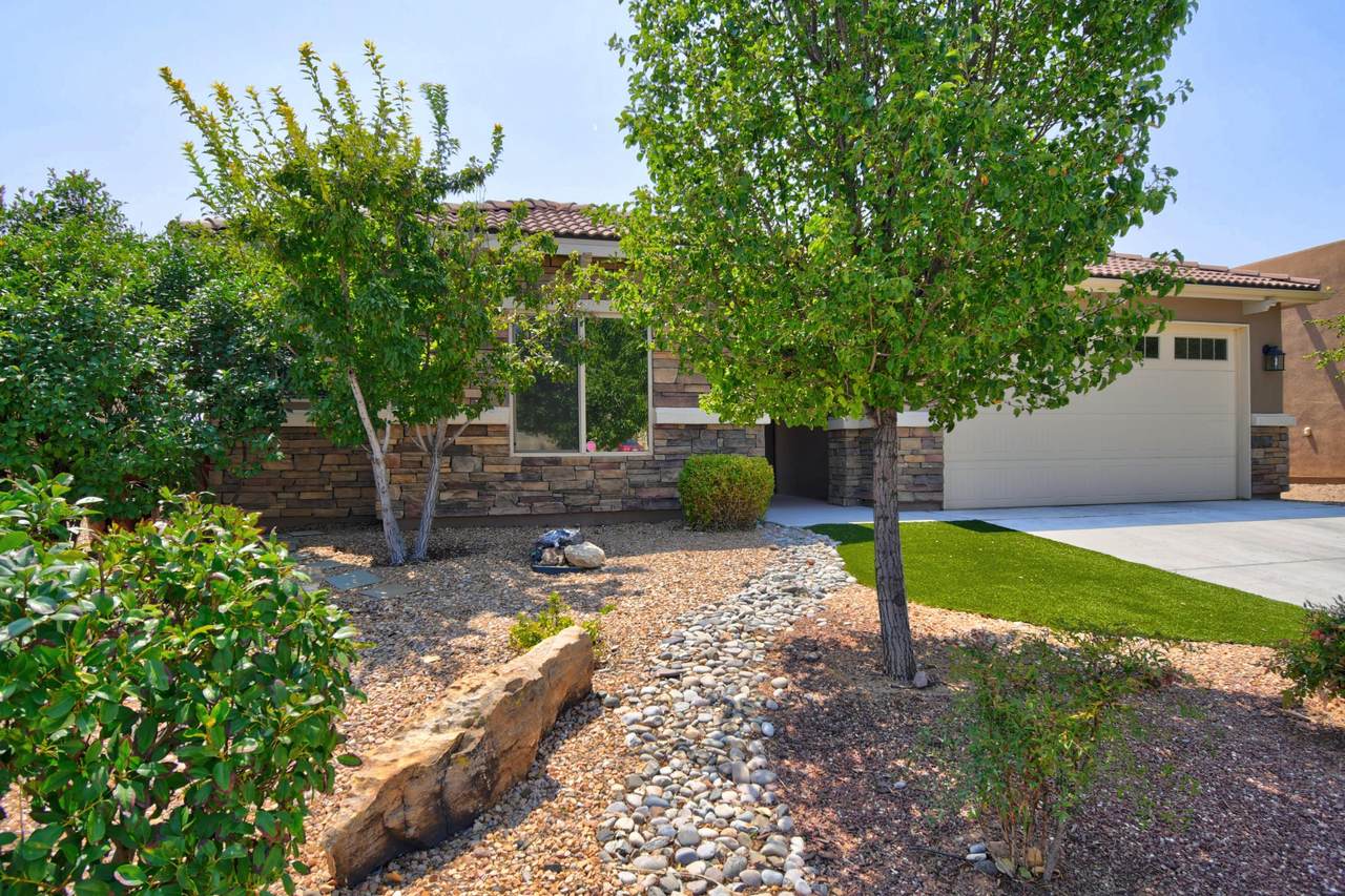912 Cottonwood Circle - Photo 1