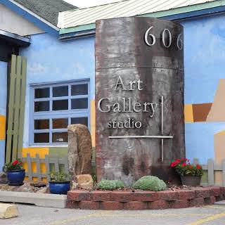 606 Broadway Boulevard - Photo 1