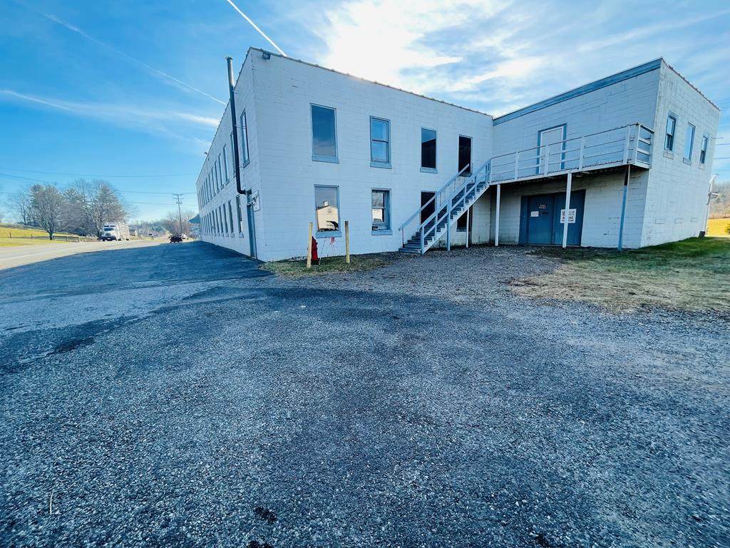 682 Skyline Hwy - Photo 1