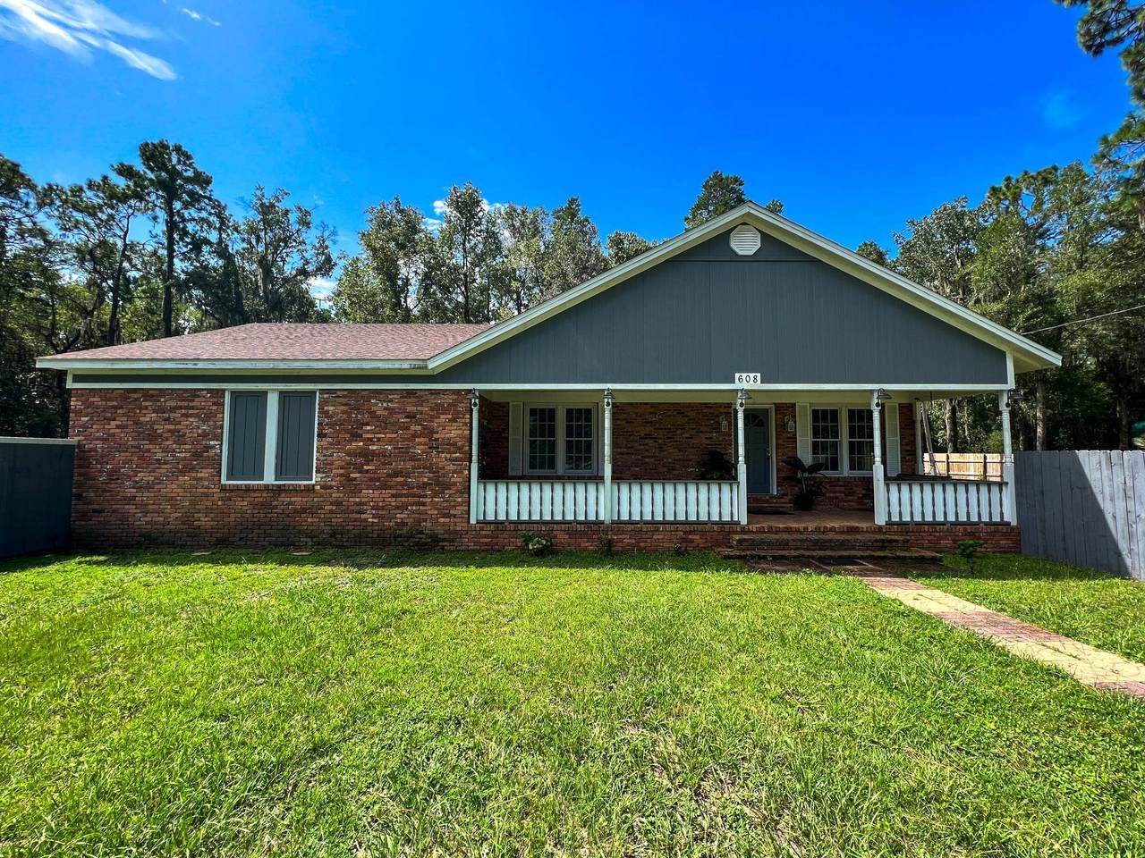 608 Plantation Rd - Photo 1