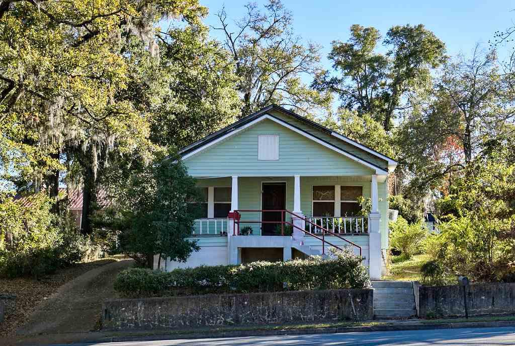 817 Jefferson - Photo 1