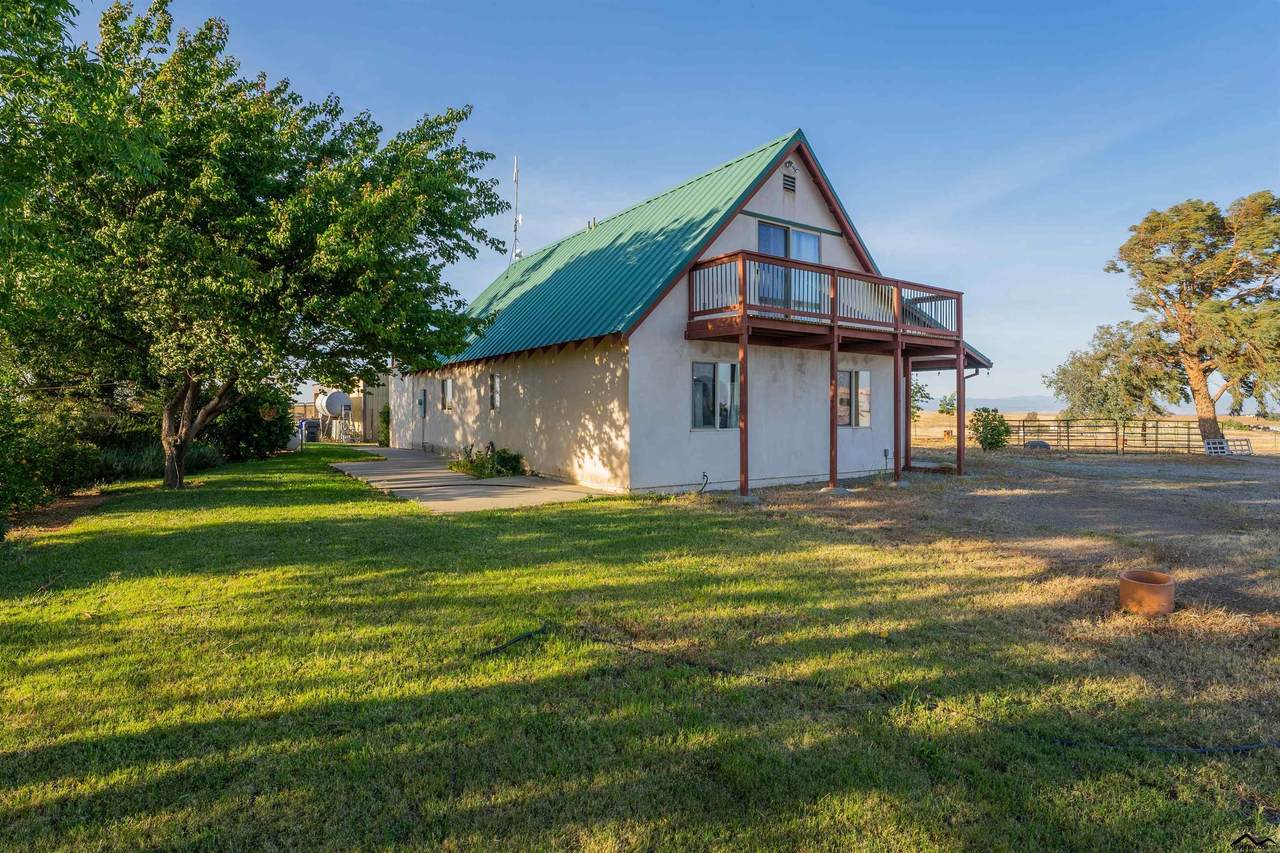 19705 Executive Drive - Photo 1