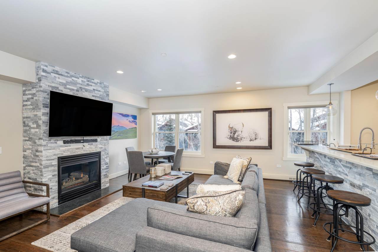 368 Davis Street - Photo 1