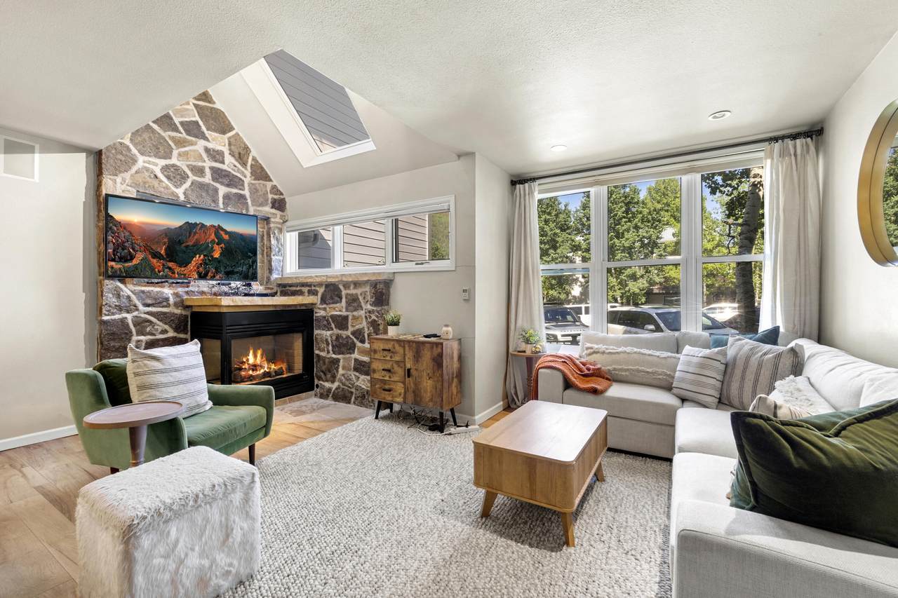122 Townsend - Photo 1