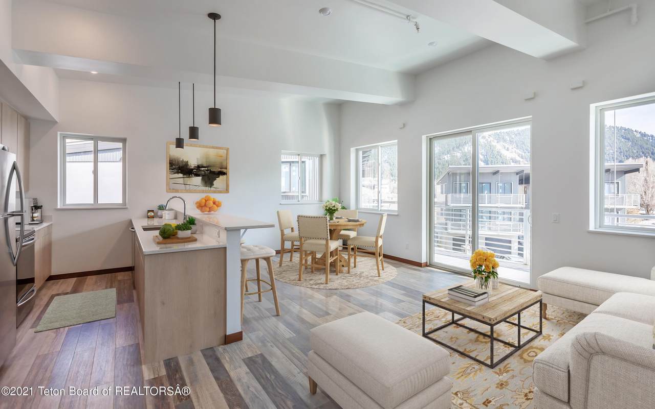 1255 Wy-22 - Photo 1