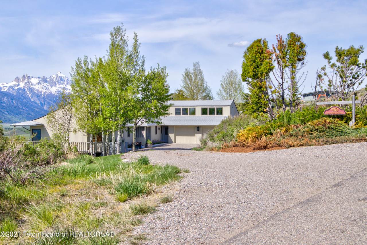 570 Ridge View Dr - Photo 1