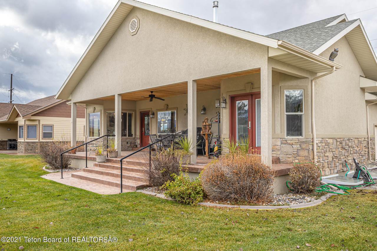 425 Country Club Way - Photo 1