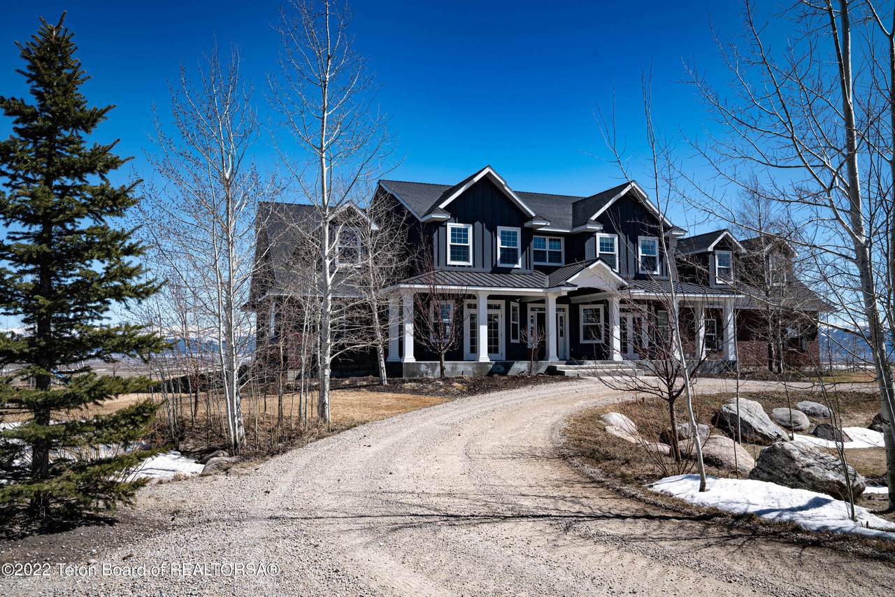 1390 Horseshoe Ln - Photo 1
