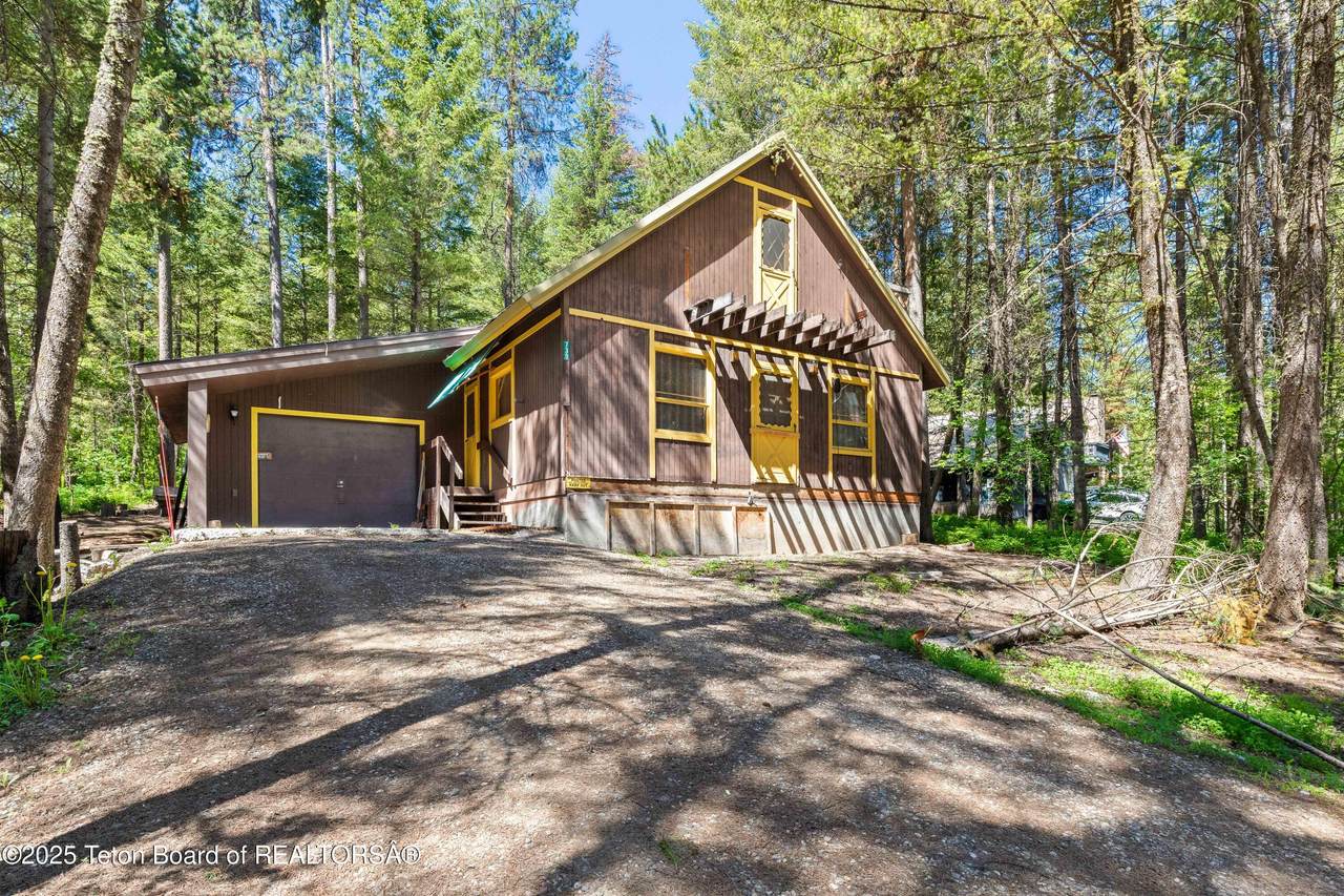 739 Pinecrest - Photo 1