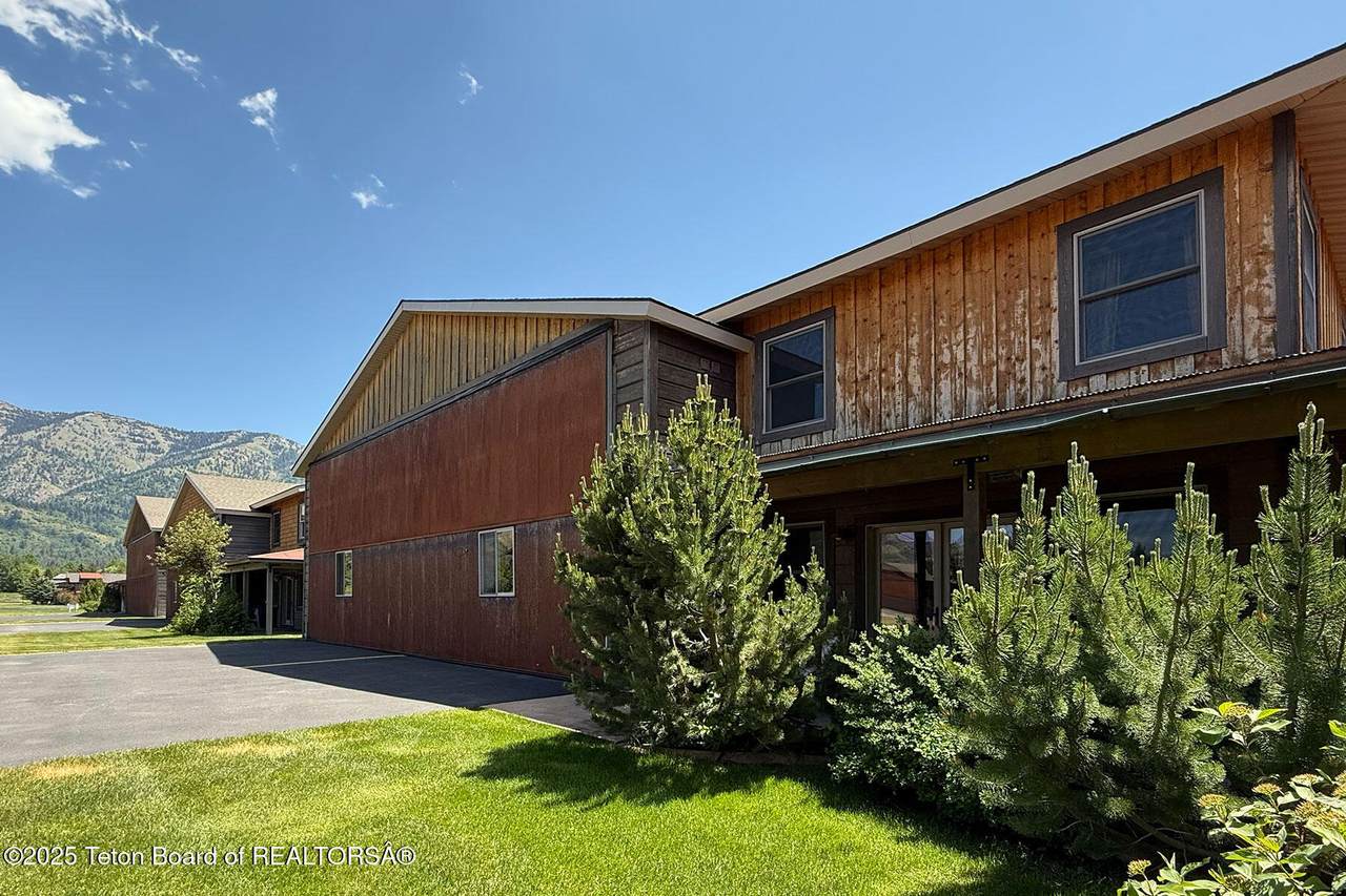 322 Airport Dr - Photo 1