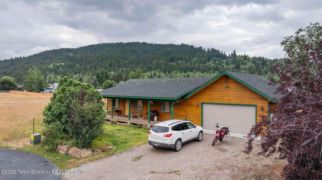 619 Snake River Dr - Photo 1