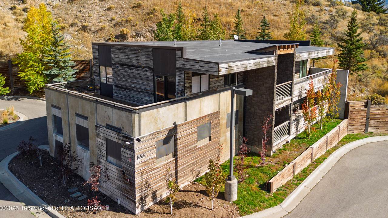 855 Broadway Avenue - Photo 1