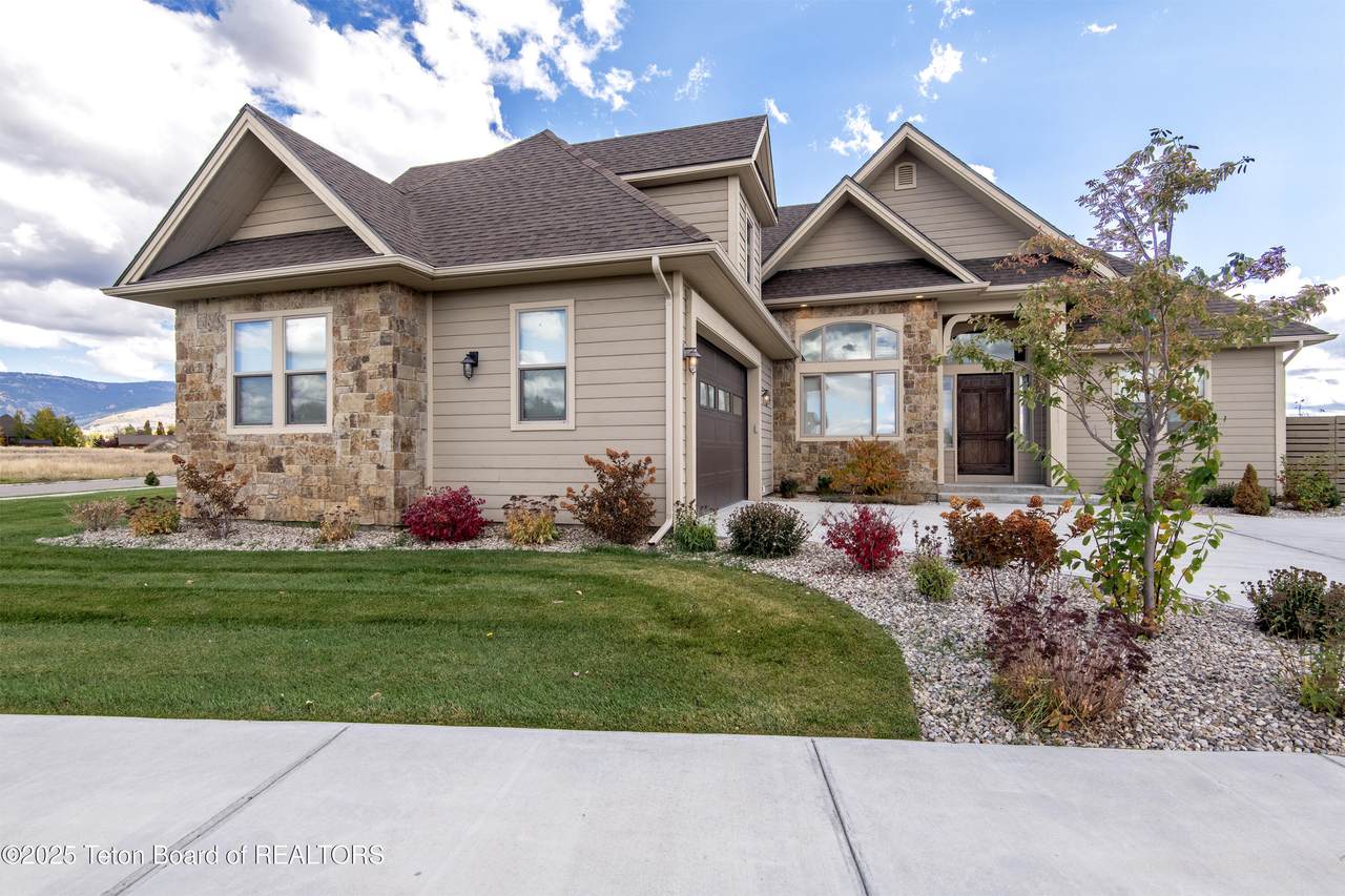 135 Baywood Drive - Photo 1