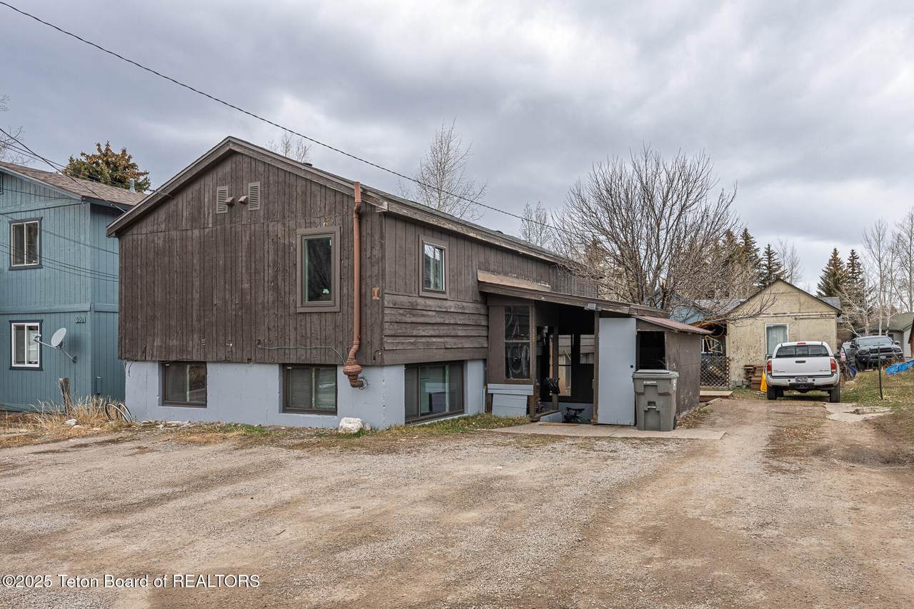 360 Pearl Avenue - Photo 1