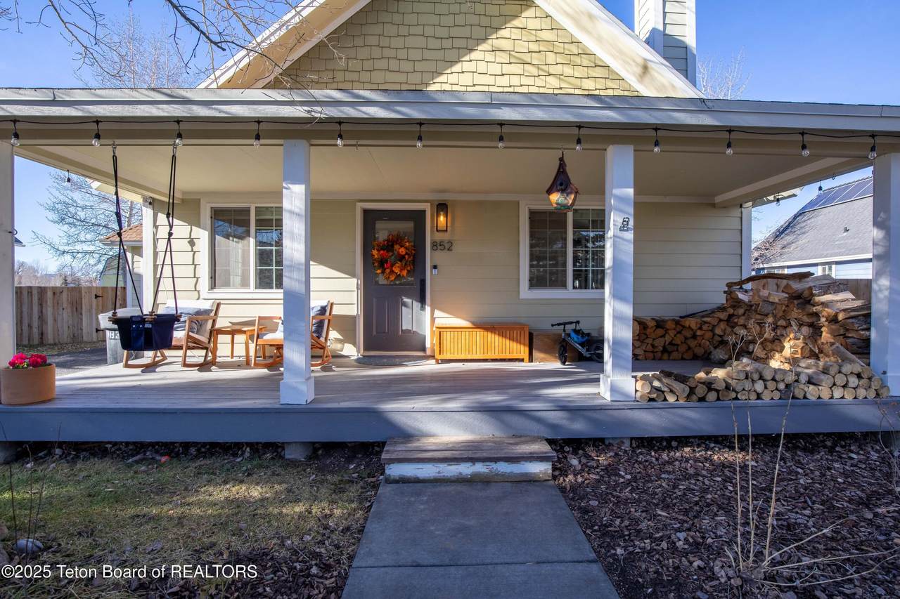 852 Streamside Street - Photo 1