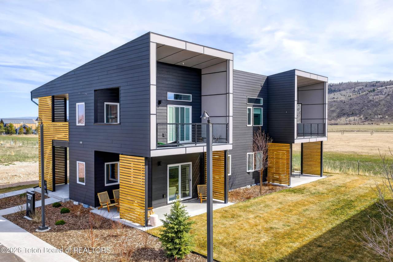 140 Larkspur Avenue - Photo 1