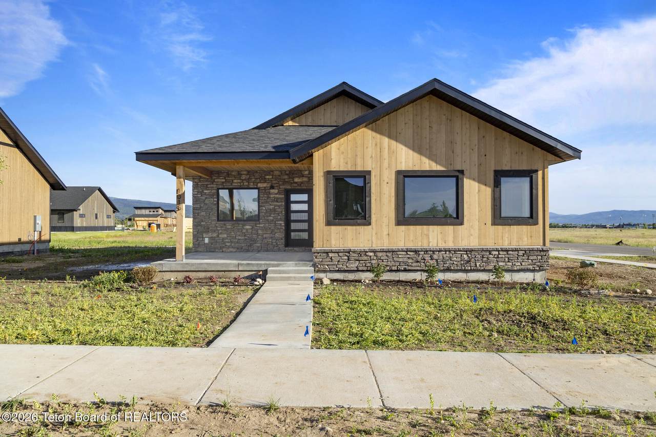 1015 Iroquois Avenue - Photo 1
