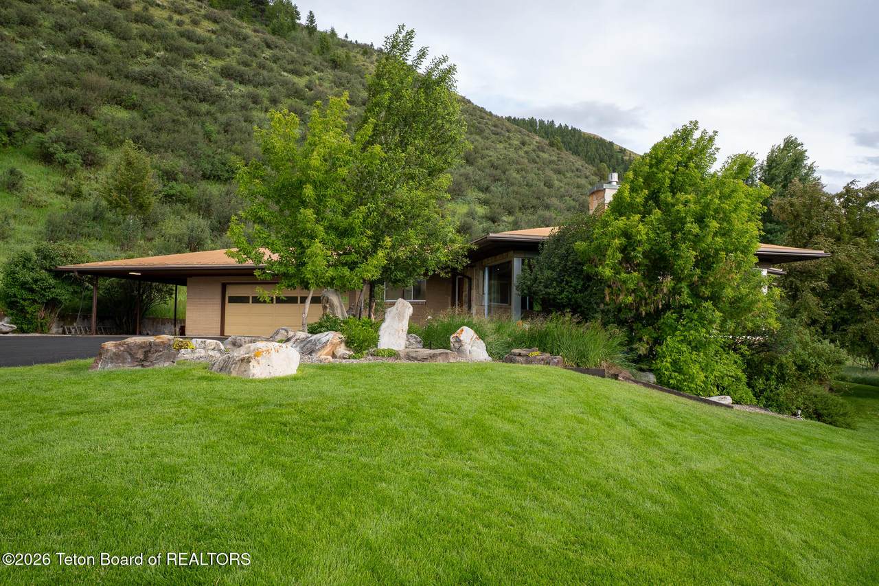 590 5TH Avenue - Photo 1