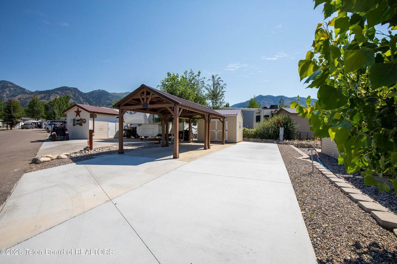 https://bt-photos.global.ssl.fastly.net/teton/1280_boomver_1_26-2014-2.jpg