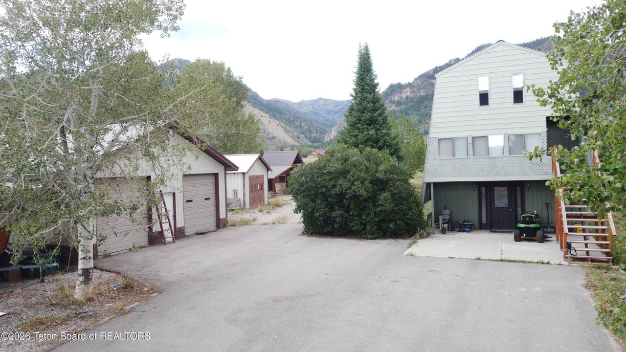 127 Cottonwood Court - Photo 1