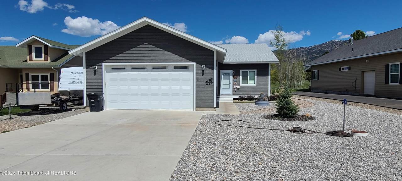 643 Country Club Way - Photo 1