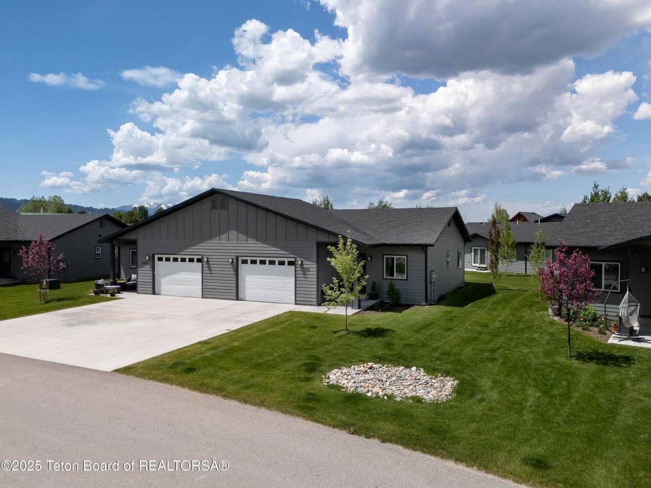 265 River Circle - Photo 1