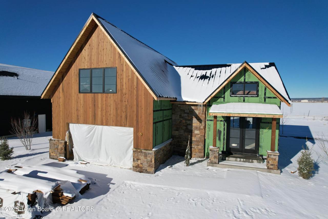 1030 Iroquois Avenue - Photo 1