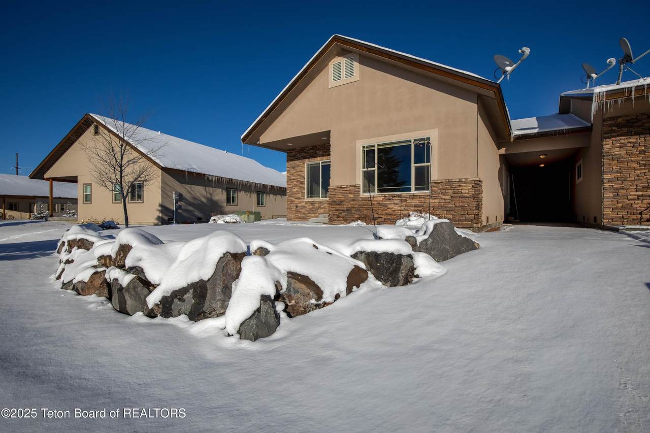 321 Cedar Springs Drive - Photo 1