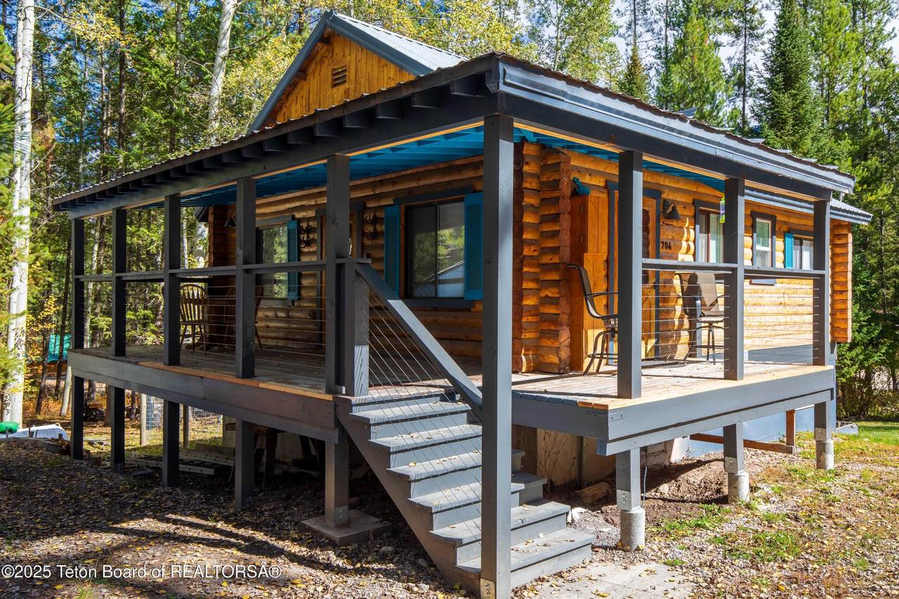 704 Sunset Drive - Photo 1