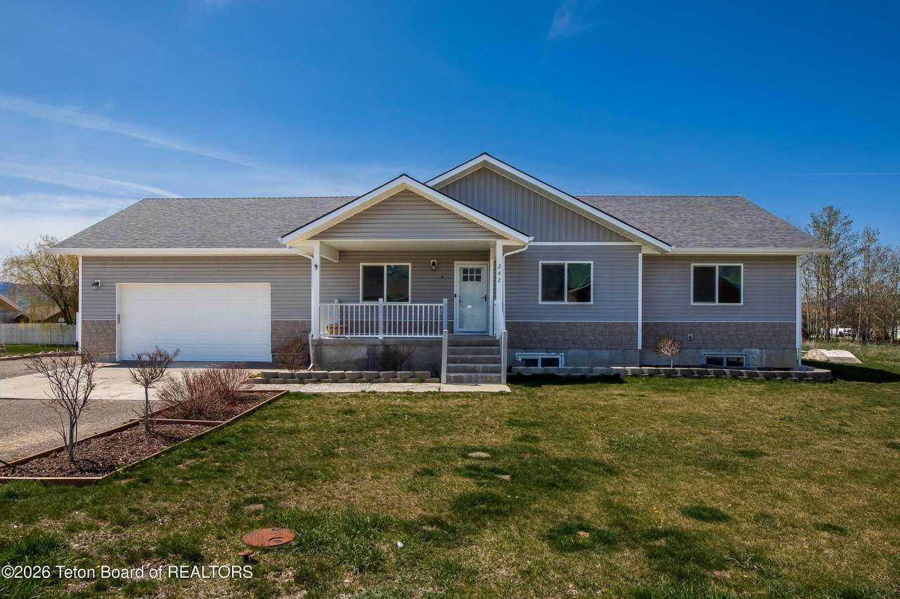 242 Holly Dr - Photo 1