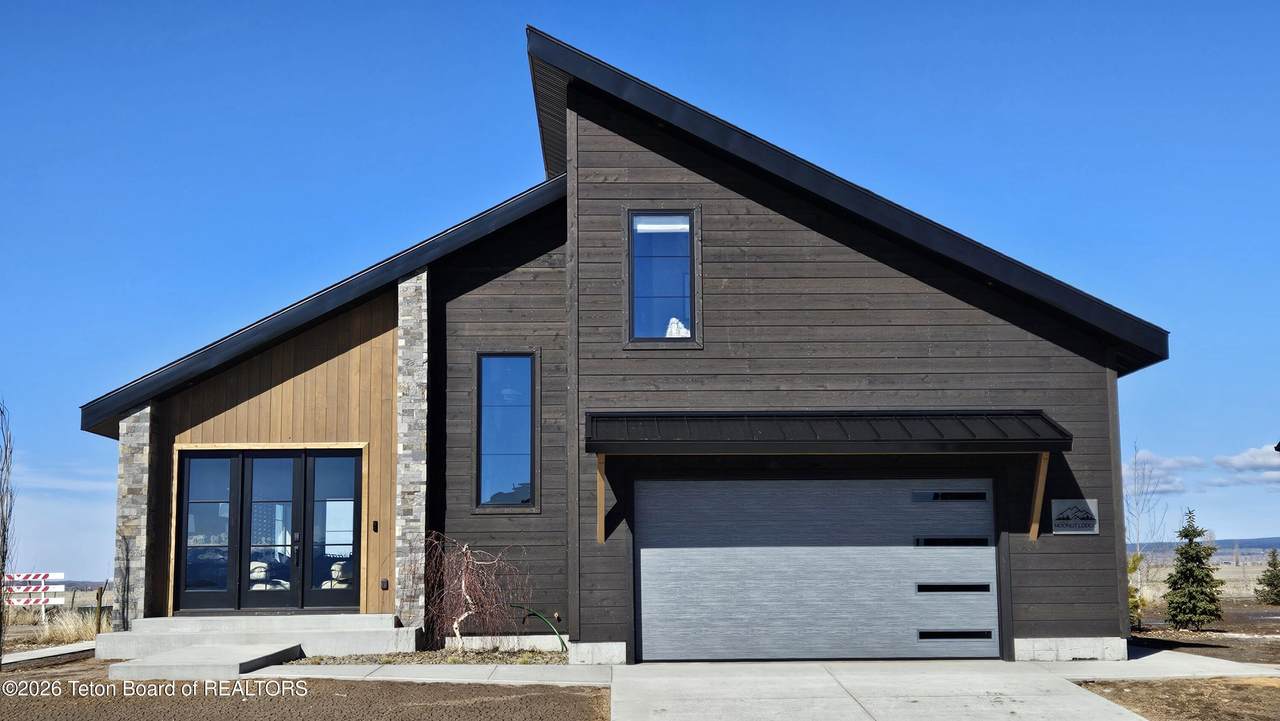 1016 Iroquois Avenue - Photo 1